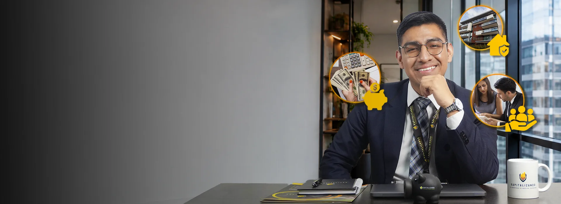 Asesor de Kapitalizando en la oficina, revisando una operación con garantía hipotecaria